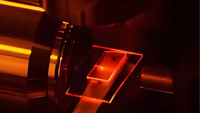 Titan: Sapphire Photonics! Amplifikacija laserjev na kilovatu na čipu